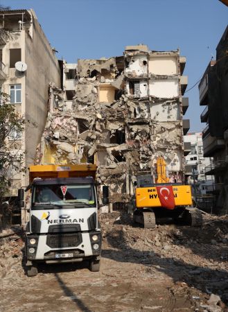 İzmir'de deprem öncesinde yan yatan binanın yıkım çalışmaları başladı 10