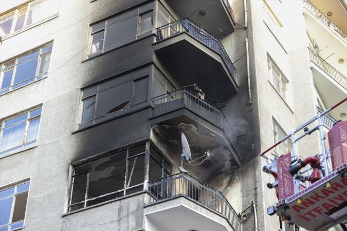 Ankara'da bir apartman dairesinde çıkan yangında iki kişi dumandan etkilendi 3