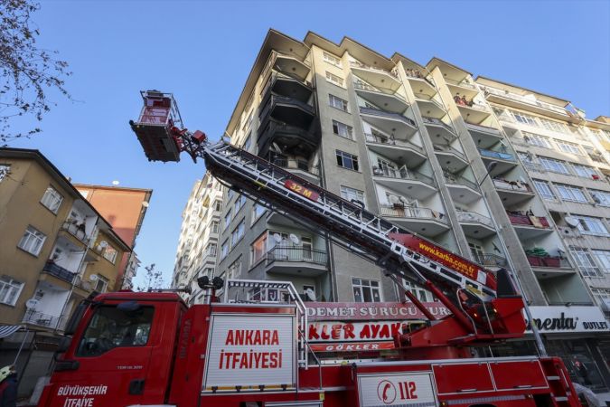 Ankara'da bir apartman dairesinde çıkan yangında iki kişi dumandan etkilendi 4