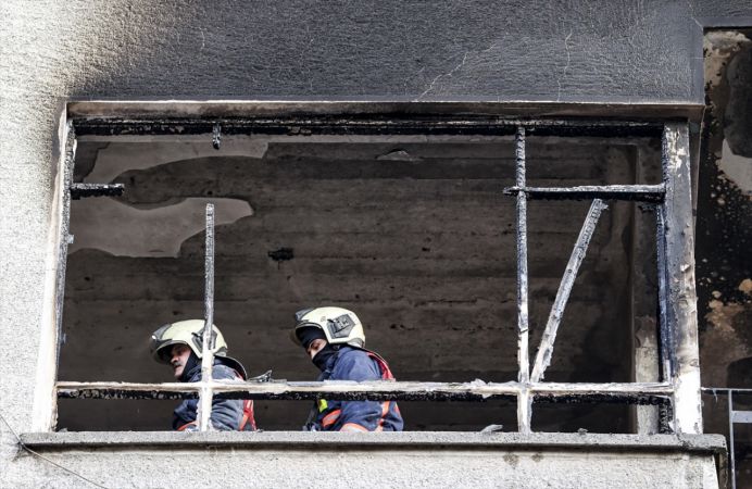 Ankara'da bir apartman dairesinde çıkan yangında iki kişi dumandan etkilendi 5