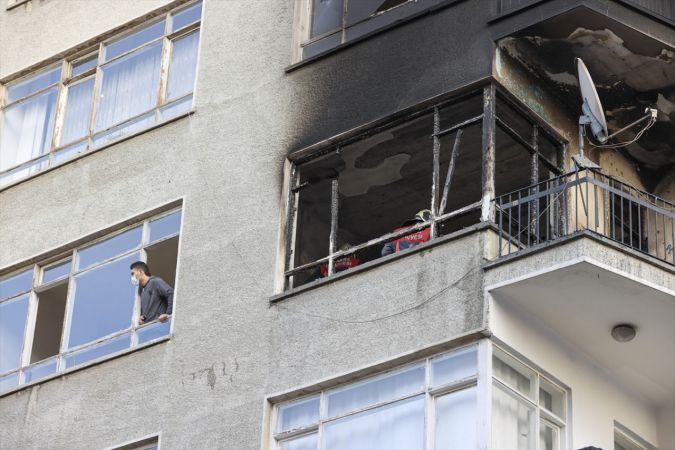 Ankara'da bir apartman dairesinde çıkan yangında iki kişi dumandan etkilendi 8