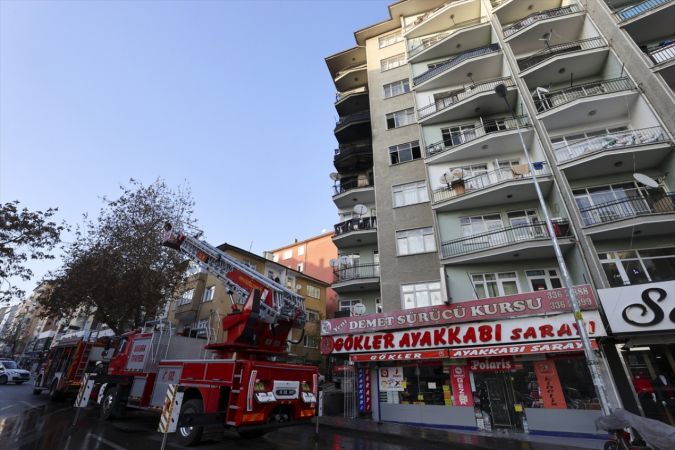 Ankara'da bir apartman dairesinde çıkan yangında iki kişi dumandan etkilendi 9