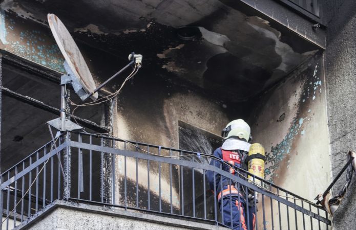 Ankara'da bir apartman dairesinde çıkan yangında iki kişi dumandan etkilendi 11