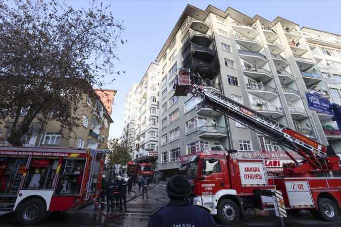 Ankara'da bir apartman dairesinde çıkan yangında iki kişi dumandan etkilendi 12