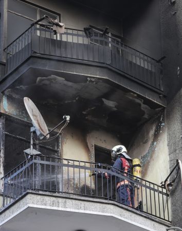 Ankara'da bir apartman dairesinde çıkan yangında iki kişi dumandan etkilendi 14