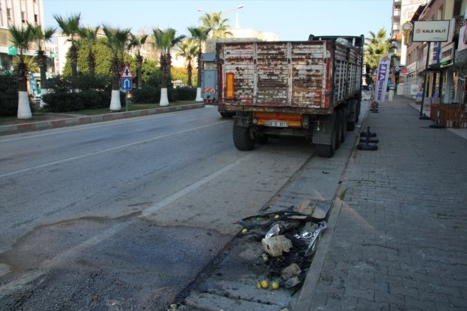 Mersin'de park halindeki tıra çarpan kamyonetin sürücüsü yaralandı 1