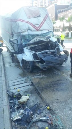 Mersin'de park halindeki tıra çarpan kamyonetin sürücüsü yaralandı 2