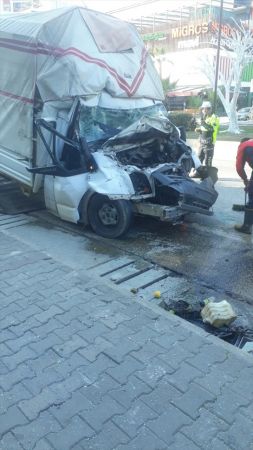 Mersin'de park halindeki tıra çarpan kamyonetin sürücüsü yaralandı 3