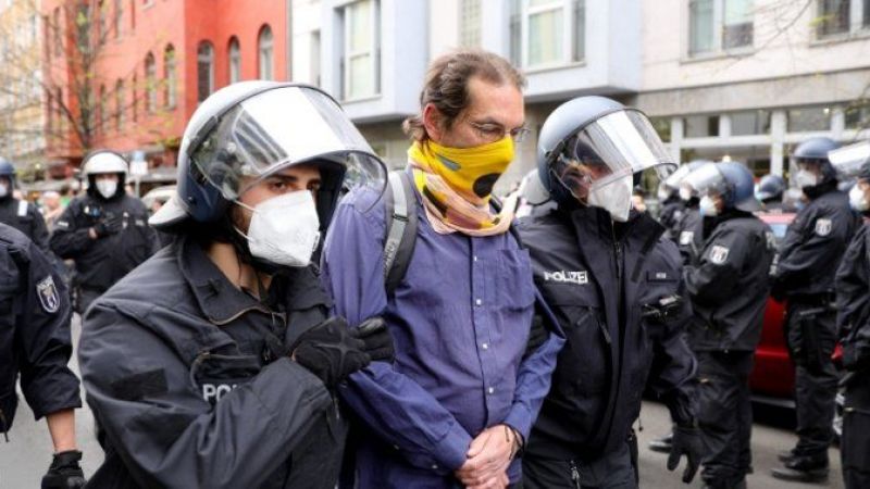 Almanya’da Kovid-19 tedbirleri protesto edildi 2