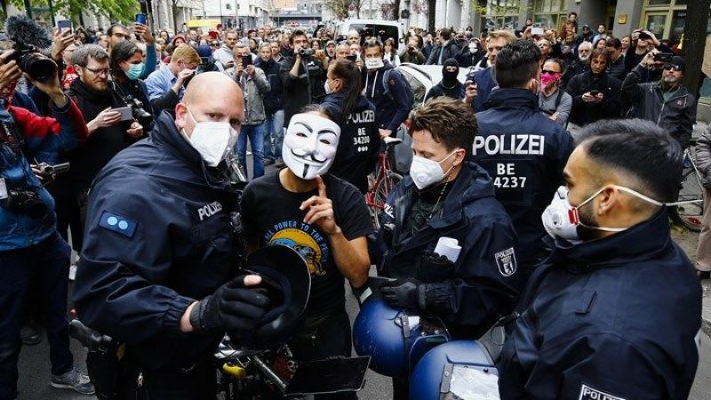 Almanya’da Kovid-19 tedbirleri protesto edildi 3