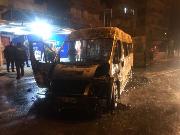 Muğla'da sağlık çalışanlarını taşıyan minibüste çıkan yangın söndürüldü 1