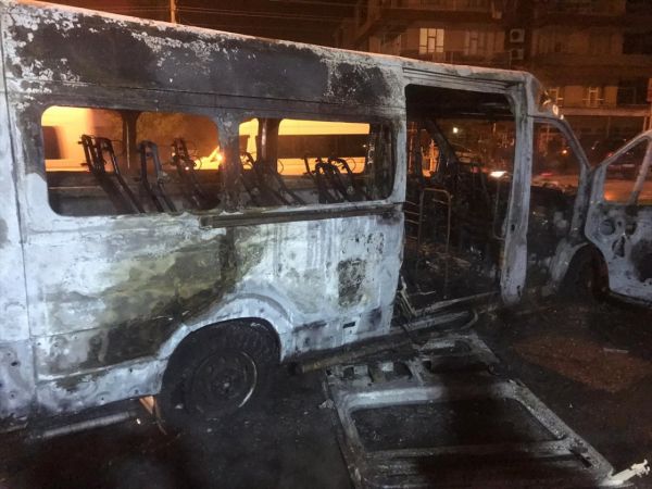 Muğla'da sağlık çalışanlarını taşıyan minibüste çıkan yangın söndürüldü 2