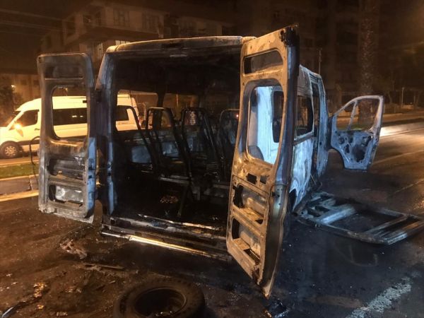 Muğla'da sağlık çalışanlarını taşıyan minibüste çıkan yangın söndürüldü 3