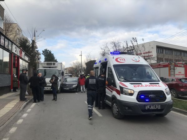 Bursa'da zincirleme kazada iki araç arasında sıkışan kişi yaralandı 1