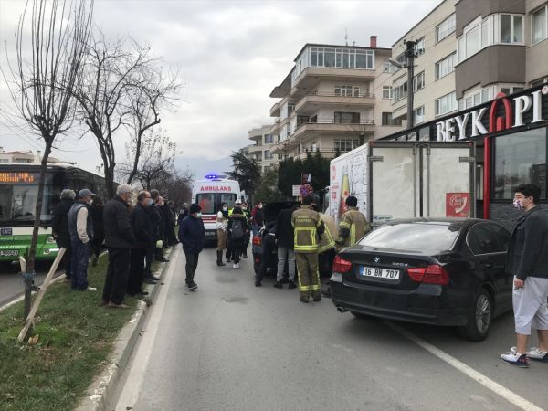Bursa'da zincirleme kazada iki araç arasında sıkışan kişi yaralandı 2