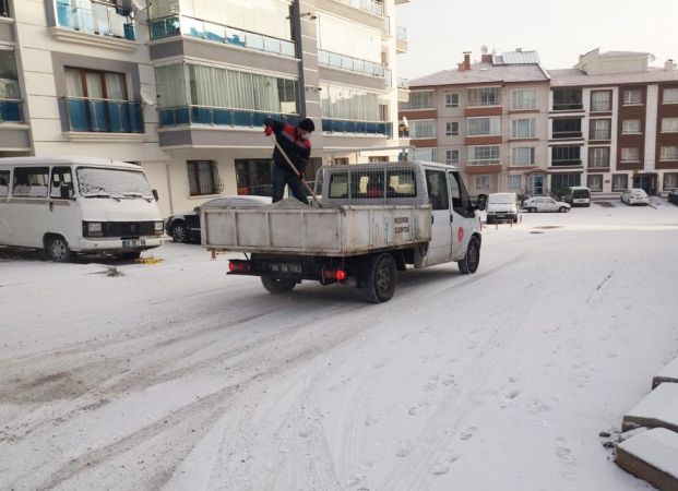 Ankara Keçiören’de yılın ilk karla mücadelesi tamamlandı 2