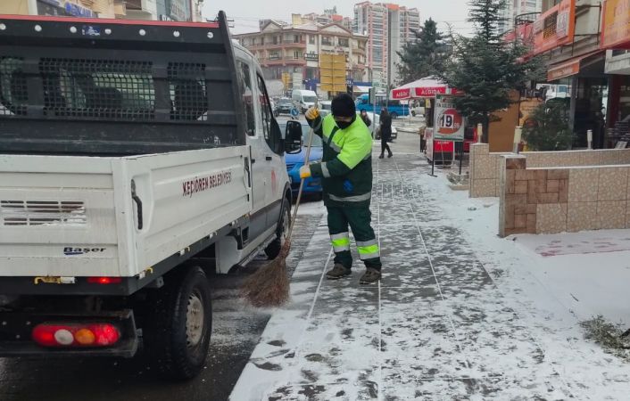 Ankara Keçiören’de yılın ilk karla mücadelesi tamamlandı 5