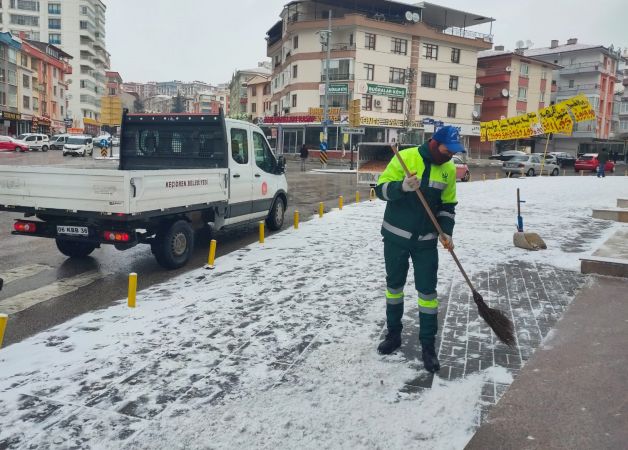 Ankara Keçiören’de yılın ilk karla mücadelesi tamamlandı 6
