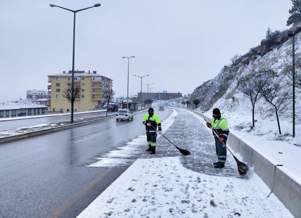 Ankara Keçiören’de yılın ilk karla mücadelesi tamamlandı 7