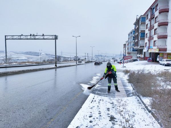Ankara Keçiören’de yılın ilk karla mücadelesi tamamlandı 8