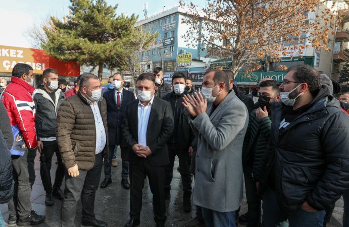 Ankara Sincan Belediye Başkanı Ercan dükkanları yanan esnafı ziyaret etti 1