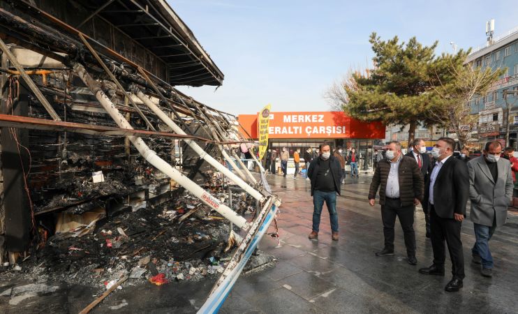 Ankara Sincan Belediye Başkanı Ercan dükkanları yanan esnafı ziyaret etti 2