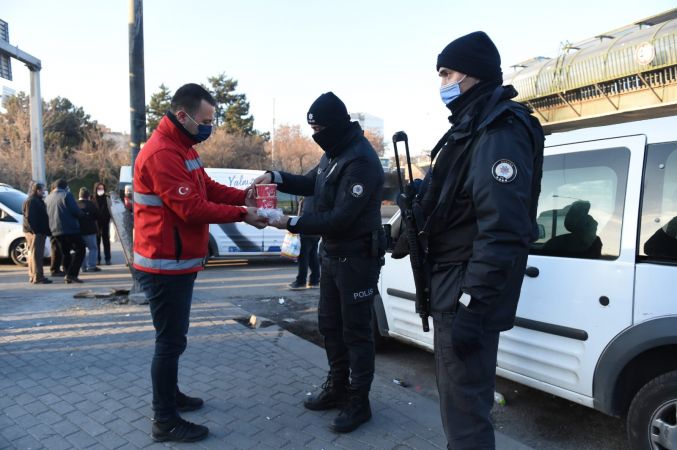 Ankara Altındağ'da nöbetteki polislere sıcak ikram 3