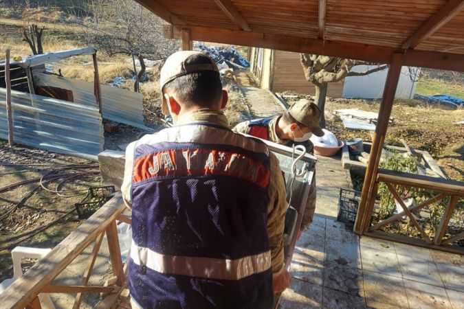 Elazığ'da jandarma ekipleri depremzedeler için seferber oldu 1