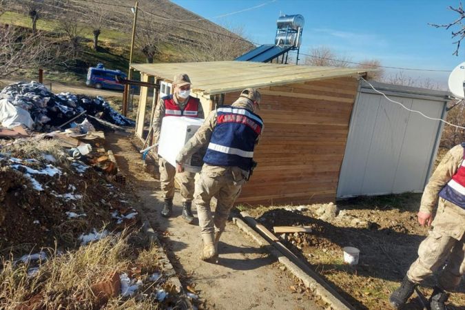 Elazığ'da jandarma ekipleri depremzedeler için seferber oldu 2