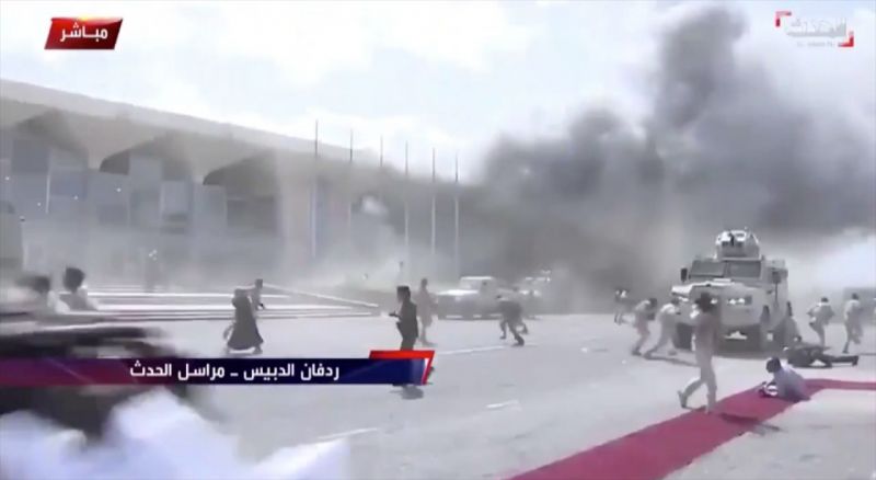 Yemen kabine üyeleri ülkeye ulaştığı sırada, Aden Havalimanı'nda üç patlama meydana geldi 2