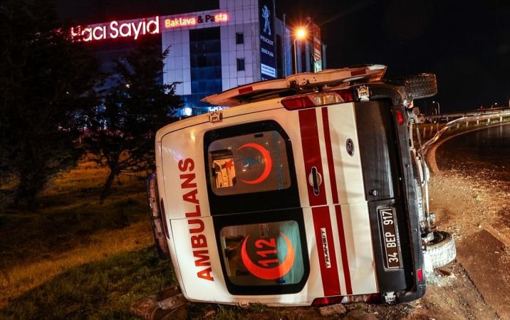 Esenyurt'ta devrilen ambulanstaki hasta ile sağlık personeli yaralandı 2