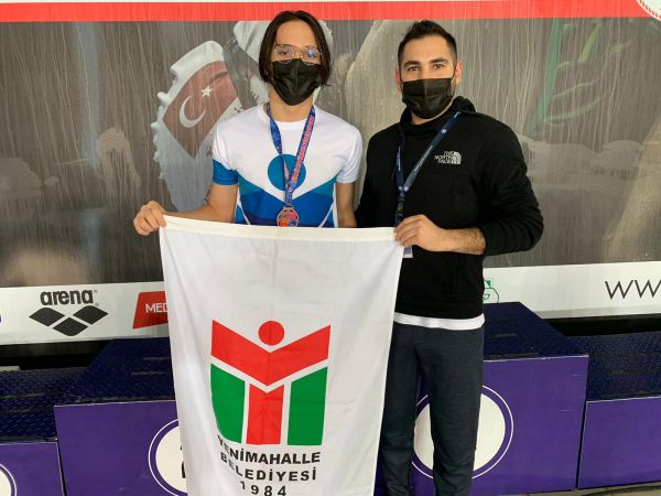 Ankara Yenimahalle'nin genç kulaçları madalyaları topladı 2