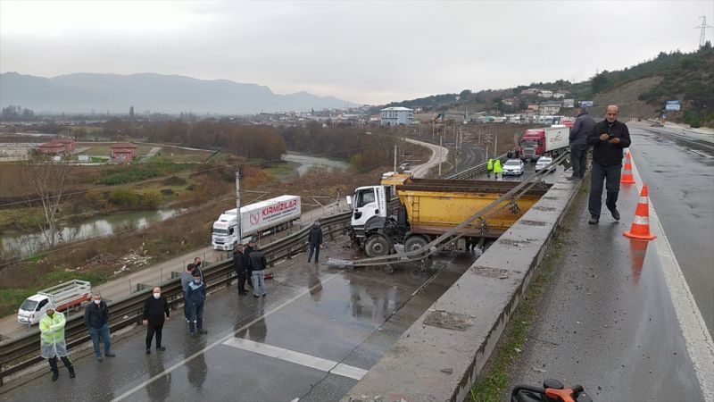 Sakarya'da devrilen kamyonun sürücüsü yaralandı 1