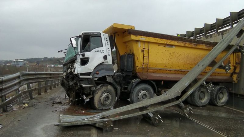Sakarya'da devrilen kamyonun sürücüsü yaralandı 9