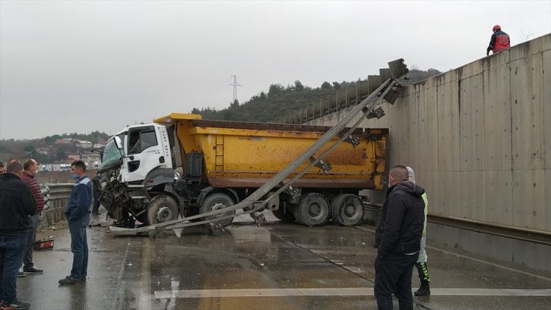 Sakarya'da devrilen kamyonun sürücüsü yaralandı 2