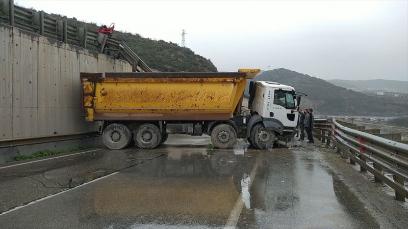 Sakarya'da devrilen kamyonun sürücüsü yaralandı 3