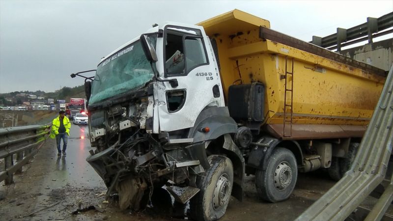 Sakarya'da devrilen kamyonun sürücüsü yaralandı 4
