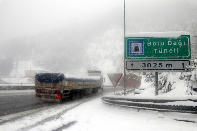 Bolu Dağı'nda yoğun kar yağışı etkisini sürdürüyor 1
