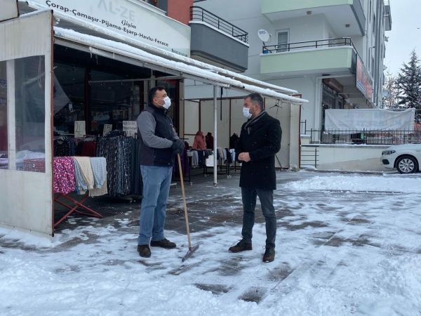 Başkan Ertuğrul Çetin'den Kar Altında Esnaf Ziyareti 3