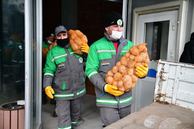 Mamak Belediyesi yardım! 3 bin 8 yüz haneye, 150 ton patates 2