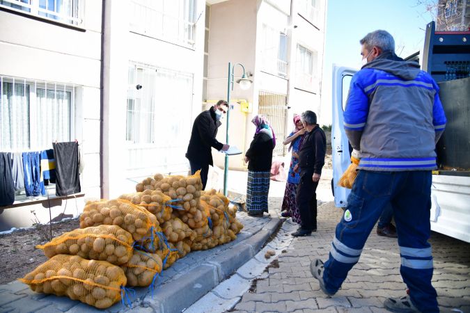 Mamak Belediyesi yardım! 3 bin 8 yüz haneye, 150 ton patates 10