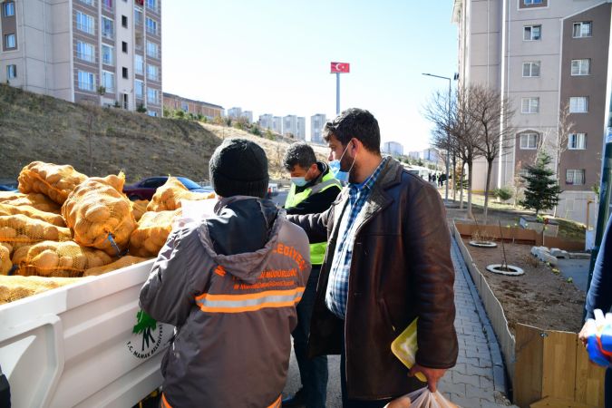 Mamak Belediyesi yardım! 3 bin 8 yüz haneye, 150 ton patates 13