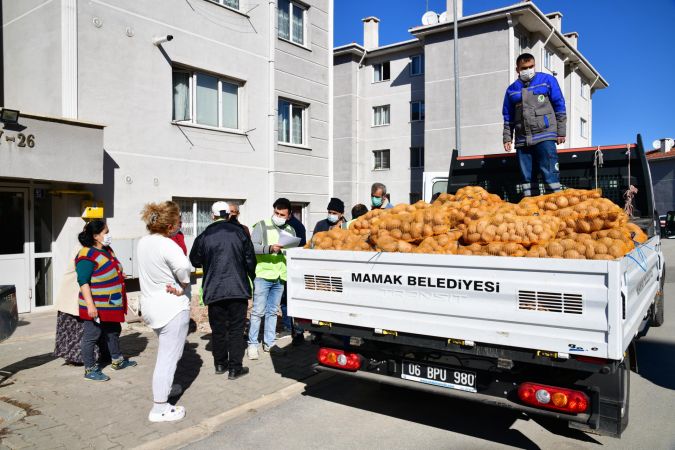 Mamak Belediyesi yardım! 3 bin 8 yüz haneye, 150 ton patates 14