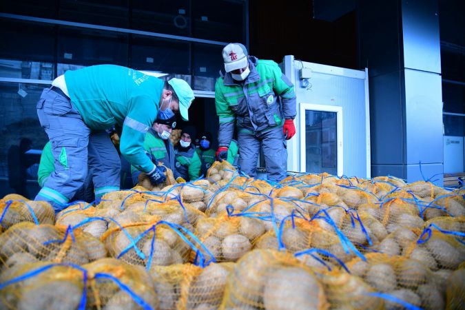Mamak Belediyesi yardım! 3 bin 8 yüz haneye, 150 ton patates 1