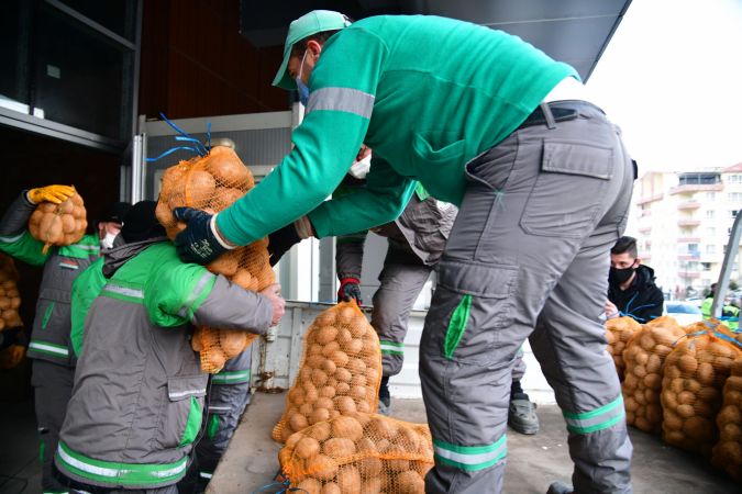 Mamak Belediyesi yardım! 3 bin 8 yüz haneye, 150 ton patates 3
