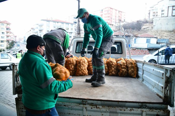 Mamak Belediyesi yardım! 3 bin 8 yüz haneye, 150 ton patates 4