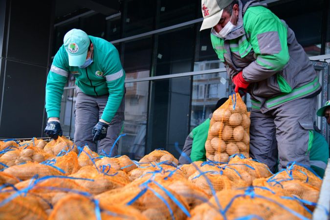 Mamak Belediyesi yardım! 3 bin 8 yüz haneye, 150 ton patates 5