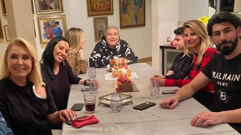 Mehmet Ali Erbil Tüm Eski Eşlerini Aynı Masaya Oturttu! Birde Üstüne Pasta Kesmeli Kutlama Yapıldı! Neler Oluyor? 3