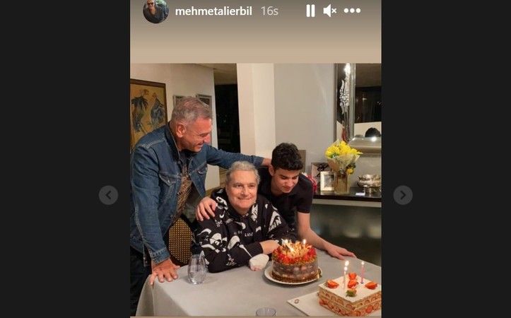 Mehmet Ali Erbil Tüm Eski Eşlerini Aynı Masaya Oturttu! Birde Üstüne Pasta Kesmeli Kutlama Yapıldı! Neler Oluyor? 4