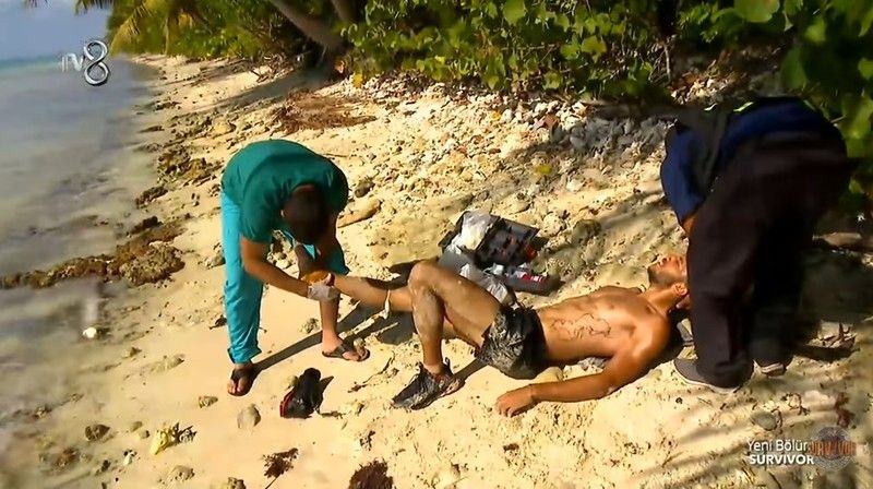 Survivor’da Şok Eleme! Konsey Acil Toplantı Yapabilir! O İsme Denizden Öyle Bir Hayvan Saldırdı ki, Bacağını Kaybediyordu! 2